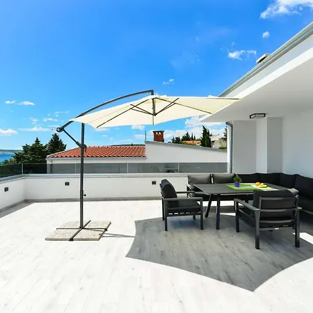 Modern Futura With Pool Maslenica
