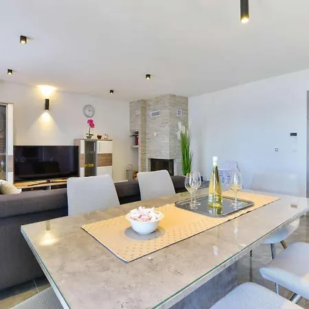 Modern Futura With Pool * Maslenica