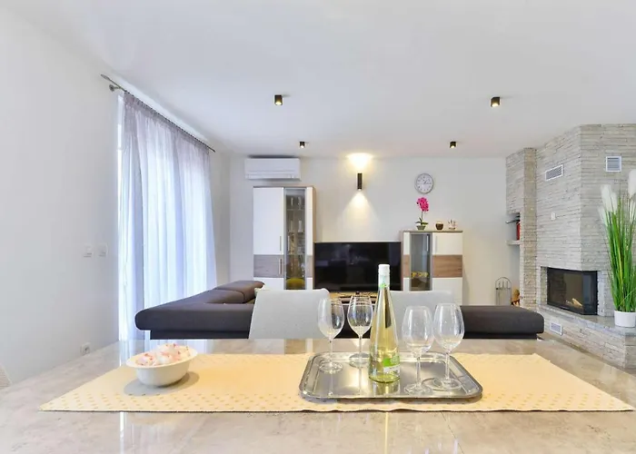 Modern Futura With Pool Villa *