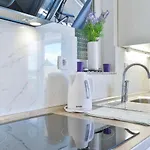 فيلة Modern Futura With Pool *