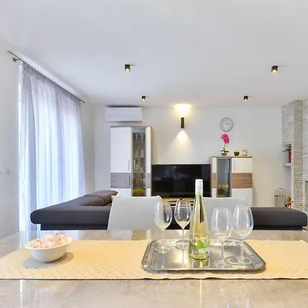 Modern Futura With Pool فيلة *